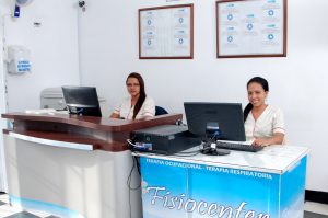 Secretarias en proceso de facturación y citas